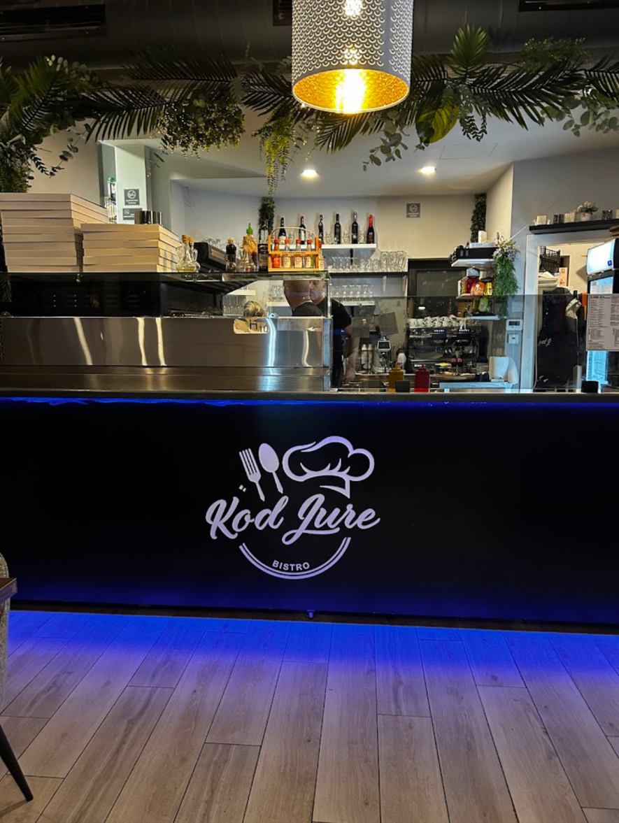 Interijer restorana Kod Jure u Velikoj Mlaki s vidljivim logom iznad šanka